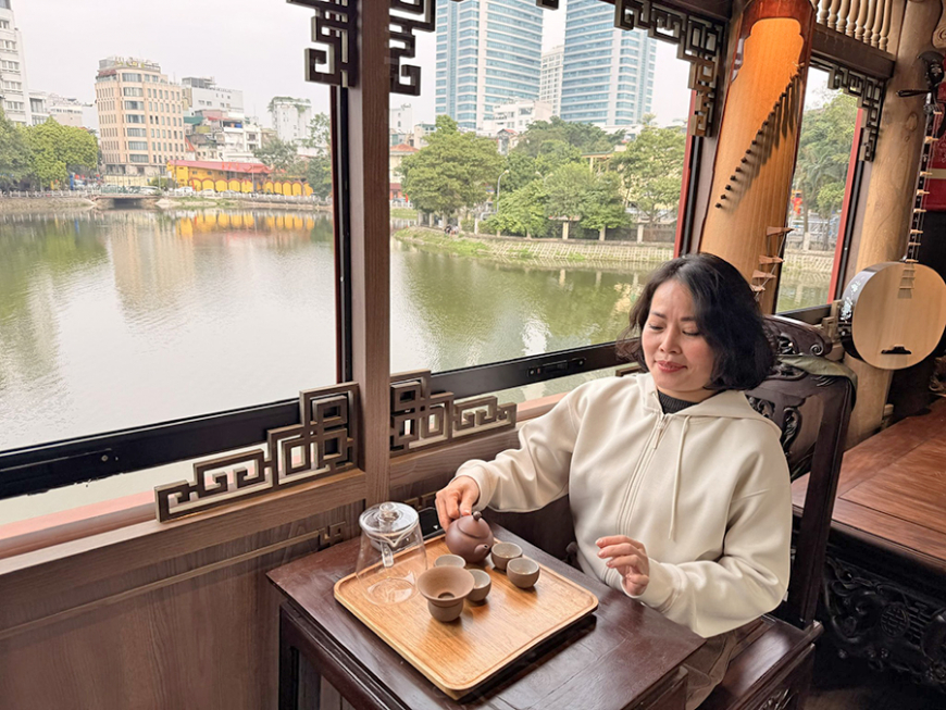 お茶を飲む
