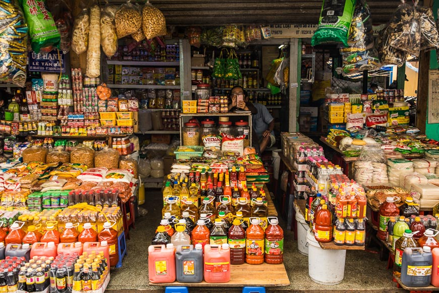 แผงขายของในตลาดบิ่ญเต็ย เจอะโล้น