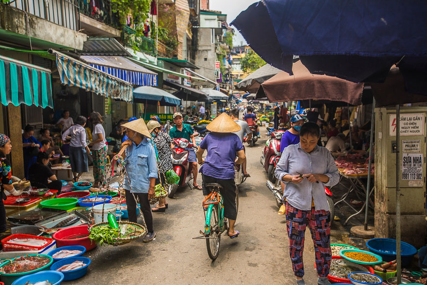 Échoppe de marché à Hanoi
