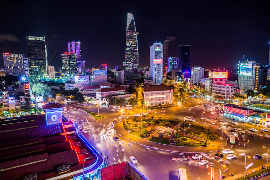 Panorama urbain de Hô Chi Minh-Ville la nuit.