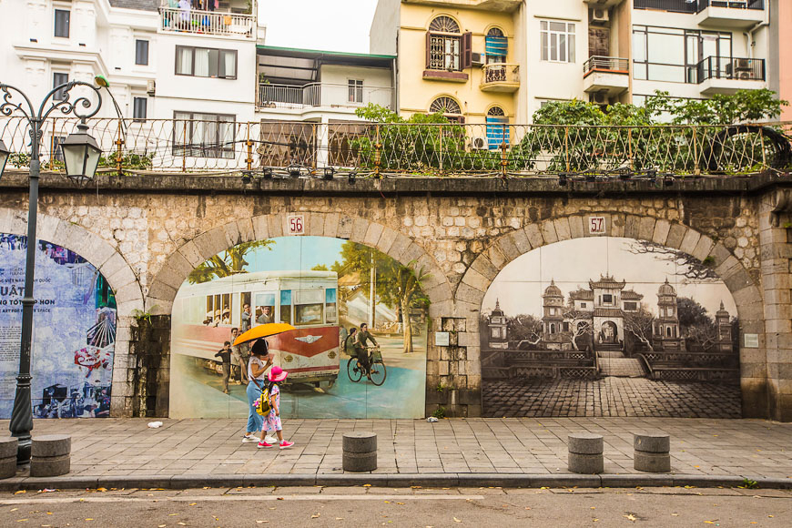 peintures murales dans la rue Phung Hung