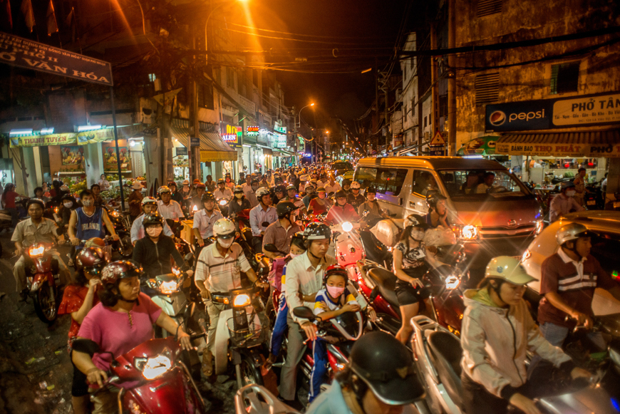 tráfico nocturno en la ciudad Ho Chi Minh