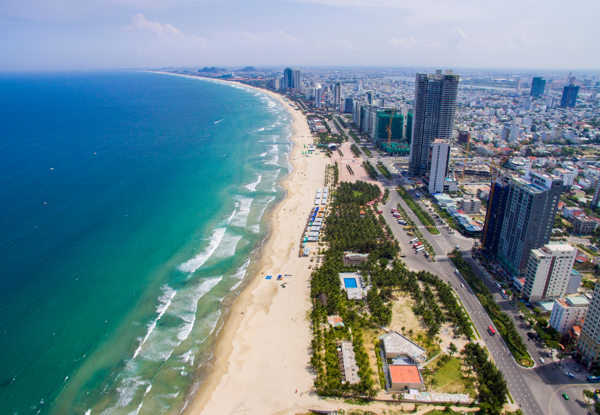 le long littoral de da nang s'étend de la péninsule de son tra jusqu'à hoi an