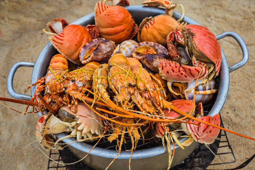 อาหารทะเลปรุงสุกบนชายหาดในญาจาง